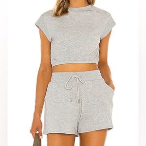 NWT $68 Alo Yoga DREAMY CROP SHORT SLEEVE Athletic Heather Grey